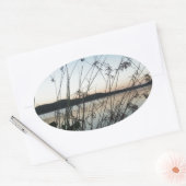 Grassen op het Sunset-meer Ovale Sticker (Envelop)