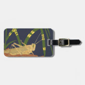 Grasshopping in groene gras op blauwe achtergrond bagagelabel (Voorkant horizontaal)