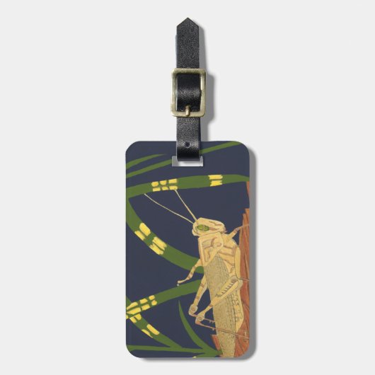 Grasshopping in groene gras op blauwe achtergrond bagagelabel (Voorkant verticaal)