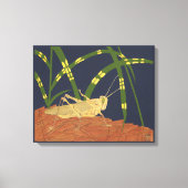 Grasshopping in groene gras op blauwe achtergrond canvas afdruk (Voorkant)