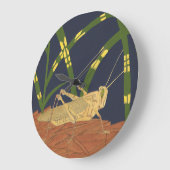 Grasshopping in groene gras op blauwe achtergrond grote klok (Hoek)