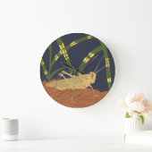 Grasshopping in groene gras op blauwe achtergrond grote klok (Huis)