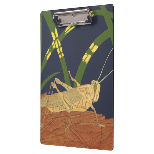 Grasshopping in groene gras op blauwe achtergrond klembord (Links)