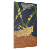 Grasshopping in groene gras op blauwe achtergrond klembord (Rechts)