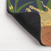 Grasshopping in groene gras op blauwe achtergrond muismat (Hoek)