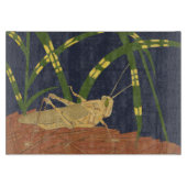 Grasshopping in groene gras op blauwe achtergrond snijplank (Voorkant)