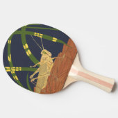 Grasshopping in groene gras op blauwe achtergrond tafeltennisbatje (Zijkant)