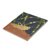 Grasshopping in groene gras op blauwe achtergrond tegeltje (Zijkant)