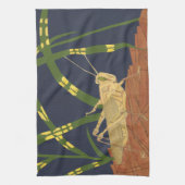 Grasshopping in groene gras op blauwe achtergrond theedoek (Verticaal)