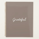Grateful beige greige custom casual script schatti planner<br><div class="desc">Grateful beige greige en wit custom casual informeel handgeschreven script kalligrafie minimalistisch modern eenvoudig elegant dankbaarheid Planner.  witte tekst op greige beige effen kleur achtergrond. U kunt het aanpassen met jouw naam,  monogram,  initialen,  jaar of aangepaste tekst.</div>