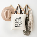 Grateful Heart | Grafiek met handschrift Tote Bag<br><div class="desc">Begin je dag met een dankbetuiging. Het ontwerp van ons zwart-wit typografische tas is voorzien van het citaat "elke dag beginnen met een dankbaar hart" in een handgeschreven kalligrafiescript,  voorzien van een spoeling en een harttekening.</div>