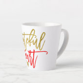 Grateful Heart Gratitude Quote Script Red Gold Latte Mok (Rechterhoek)