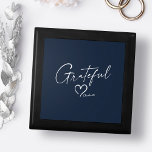 Grateful Heart | Jouw naam juwelen Gift Box Cadeaudoosje<br><div class="desc">Trek die positieve energie aan met een "Gratitude"-hoepaardjewelenkast,  met een uniek aangepast design met "Grateful" in elegant handgeschreven script,  een prachtig handgetekend hart en uw persoonlijke naam. In blauw,  wit en grijs Noord-zee of bewerk gemakkelijk de primaire kleur zoals u wilt. Een groot geschenk voor die speciale gelegenheid.</div>