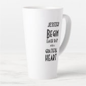 Grateful Heart Quote Monogram Name Tall Latte Mok (Rechterhoek)