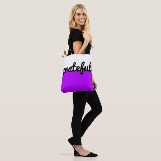 Grateful Paarse zwart wit kleurenblok Tote Bag (Op model)