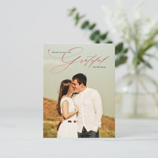 Grateful Red Calligraphy Chic Full Photo Holiday Briefkaart (Staand voorkant)