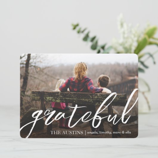 Grateful Script Family Name Overlay Thanksgiving Feestdagenkaart (Staand voorkant)