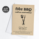 Gratis BBQ Funny Jubileum Feestuitnodiging Kaart<br><div class="desc">Gratis BBQ (en een verjaardag). Geniet van een leuke verjaardagsfeestuitnodiging die de schijnwerpers op... bbq zet! Voeg desgewenst tekst toe om het ontwerp voor een verrassingsfeestje te gebruiken. U kunt de uitnodiging gebruiken voor elk jubileum — 5e, 10e, 20e, 25e, 30e, 40e, 50e, 60e, enz. Het kunstwerk is met de...</div>