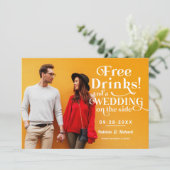 Gratis drankjes grappige informele bruiloft save t kaart (Staand voorkant)