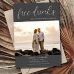 Gratis Drink Beach Destination Wedding Photo Save The Date<br><div class="desc">Deze strandbruiloft is de datum die je gasten zeker moet laten glimlachen. Het ontwerp kenmerkt het playful bericht "Vrije Drinken (en wij worden getrouwd)"geschreven in manuscript,  perfect voor het plaatsen van een pret en lichtzinnige toon voor uw speciale dag.</div>
