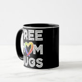 Gratis mam Hugs Free Mam Hugs Rainbow Gay Pride Mok (Voorkant links)