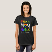 Gratis mam Hugs Rainbow Heart Lgbt Pride Month 2 T-shirt (Voorkant volledig)