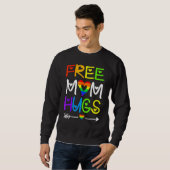 Gratis mam Hugs Rainbow Heart Lgbt Pride Month 3 Trui (Voorkant volledig)