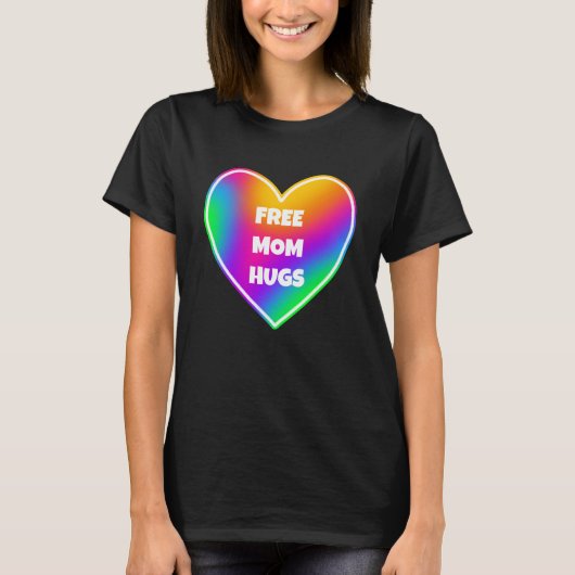 Gratis mam Hugs Rainbow Heart T-Shirt (Voorkant)
