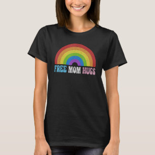 Gratis mama huggen met regenboog en transgendervla t-shirt