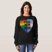 Gratis mama huggen met regenboog en transgendervla trui (Voorkant volledig)