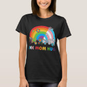 Gratis Mom Knuffels Pride Vrouwen Regenbogen Bloem T-shirt (Voorkant)