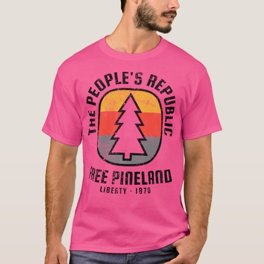 Gratis Pineland Retro Camping Badge T-shirt (Voorkant)