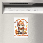 Gratitude & Cozy Vibes – Autumn Cat with Hot Drink Magneet (Insitu (Vaatwasser))