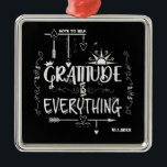 Gratitude is Alles-notitie voor Self Chalkboard Metalen Ornament<br><div class="desc">Soms hebben we een herinnering nodig om dankbaar te zijn. Deze Gratitude is Alles "Opmerking voor zichzelf"-design doet dat precies, en het doet het in , coole stijl! We hebben de achtergrond zwart gemaakt, maar ook aanpasbaar gemaakt, zodat je een oranje, blauwe of zelfs traditionele groene achtergrond kunt hebben. Onze...</div>