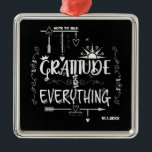Gratitude is Alles-notitie voor Self Chalkboard Metalen Ornament<br><div class="desc">Soms hebben we een herinnering nodig om dankbaar te zijn. Deze Gratitude is Alles "Opmerking voor zichzelf"-design doet dat precies, en het doet het in , coole stijl! We hebben de achtergrond zwart gemaakt, maar ook aanpasbaar gemaakt, zodat je een oranje, blauwe of zelfs traditionele groene achtergrond kunt hebben. Onze...</div>