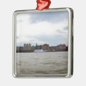 Gravesend in Kent. Metalen Ornament (Links)