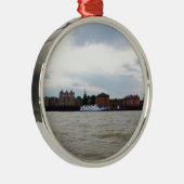 Gravesend in Kent. Metalen Ornament (Rechts)