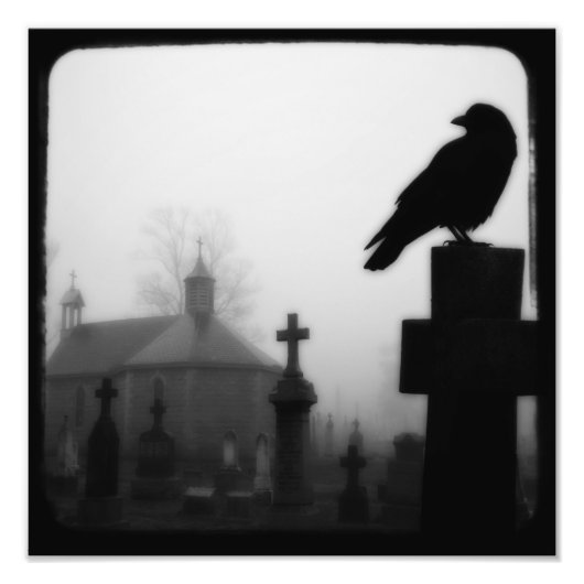 Graveyard Crow in Spooky Graveyard Foto Afdruk (Voorkant)