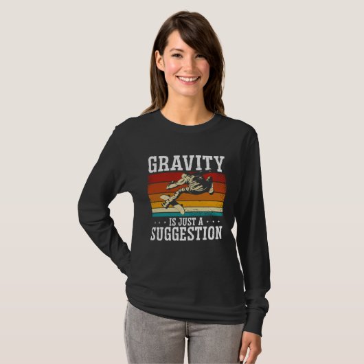 Gravity Is Just A Suggestion Backprint Skateboardi T-shirt (Voorkant volledig)