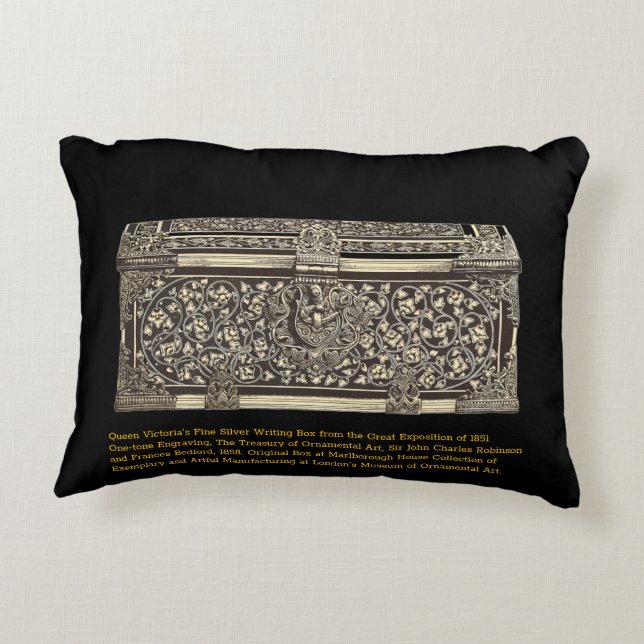 Gravure van de zilveren schrijfdoos van Queen Vict Accent Kussen (Achterkant)