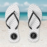 Gray and Black Chevron Monogram Teenslippers<br><div class="desc">Aangepast gedrukte flip flop sandalen met een stijlvol modern chevron-patroon en uw aangepaste monogram of andere tekst in een cirkelvormig lijst. Klik aanpassen het om tekstdoopvonten en kleuren te veranderen of uw eigen afbeeldingen toe te voegen om unieke één van een soortontwerp te creëer!</div>