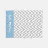 Gray and Blue Chevron Naam Monogramed Fleece Deken (Voorkant (Horizontaal))