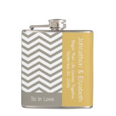 Gray and White Chevron Chic Commemorative Wedding Heupfles (Voorkant)