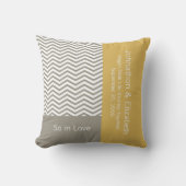 Gray and White Chevron Chic Commemorative Wedding Kussen (Voorkant)
