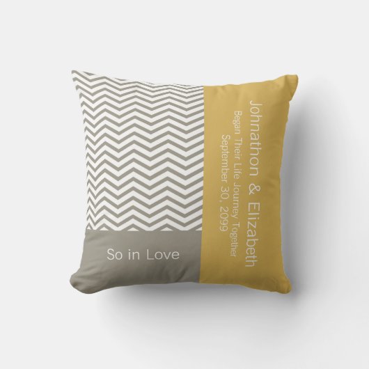 Gray and White Chevron Chic Commemorative Wedding Kussen (Voorkant)