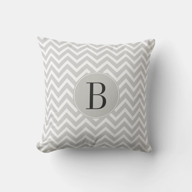 Gray and White Chevron Pattern met Monogram Buitenkussen (Voorkant)
