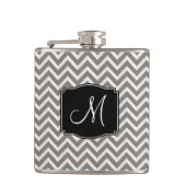 Gray and White Chevron Pattern met Monogram Heupfles (Voorkant)