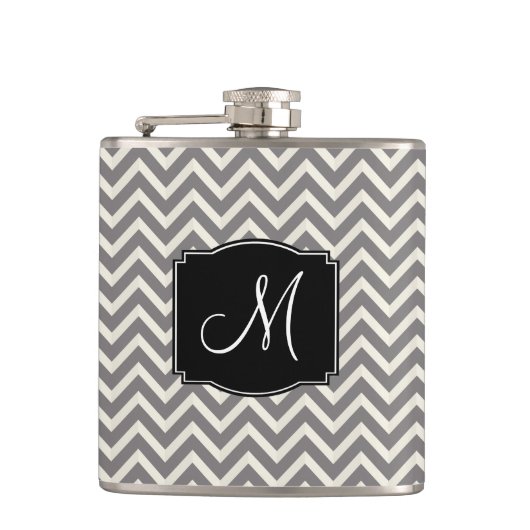 Gray and White Chevron Pattern met Monogram Heupfles (Voorkant)