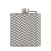 Gray and White Chevron Pattern met Monogram Heupfles (Achterkant)