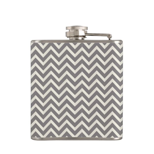 Gray and White Chevron Pattern met Monogram Heupfles (Achterkant)